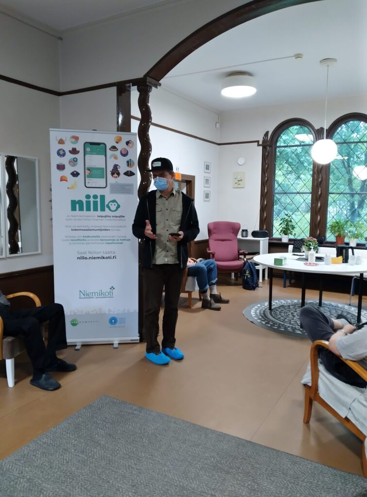 Ohjaaja Teppo Tolvanen kertoo Niilo-sovelluksesta Malmin päivätoimintakeskuksen kävijöille.