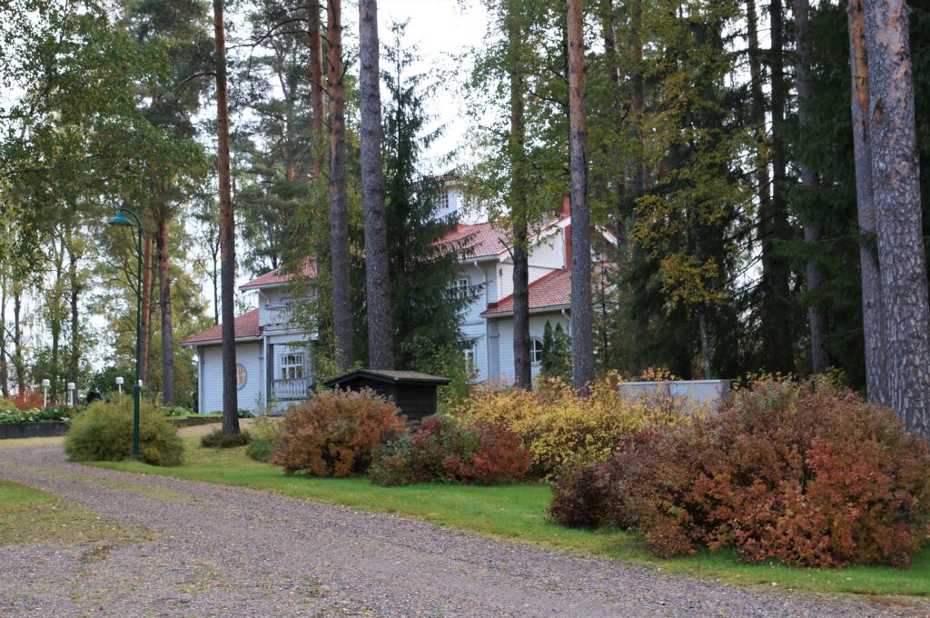 Kuvassa Marko Hannin ottama syyskuinen Kesäharjun leirikeskus